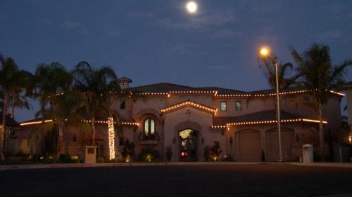 Image for Christmas Light Hanging with ID of: 2855819