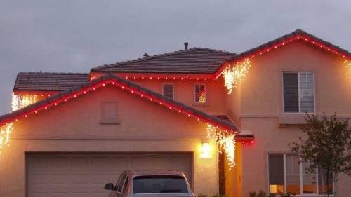 Image for Christmas Light Hanging with ID of: 2855824