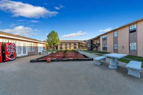 Image for Briarwood Apartments with ID of: 3418873