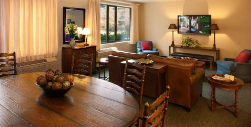Image for Woodlands Hotel and Suites with ID of: 4081622