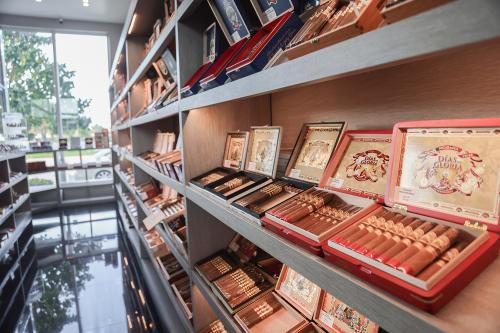 Image for Republica Cigar Lounge with ID of: 5349883