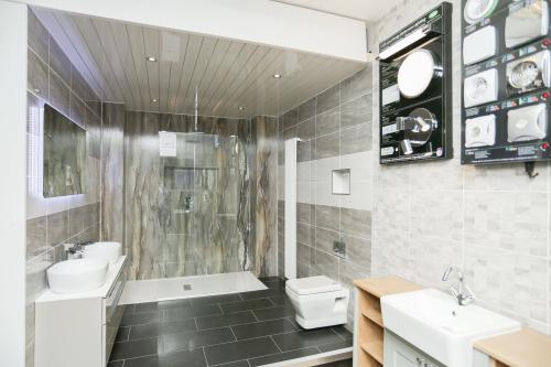 Image for Distinct Bathrooms with ID of: 6849383