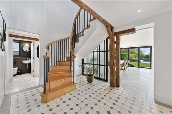 Image for James and Lee Ltd. with ID of: 6905434