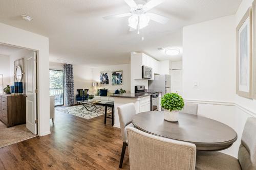 Image for Grove Parkview Apartments with ID of: 6908357