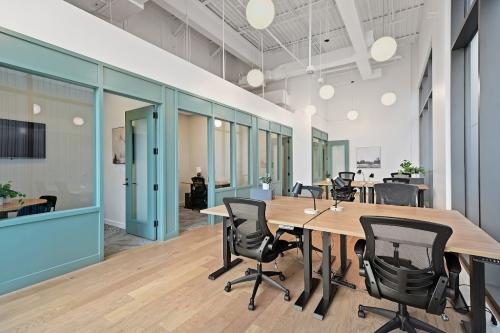 Image for Common Desk - City Place with ID of: 6960402