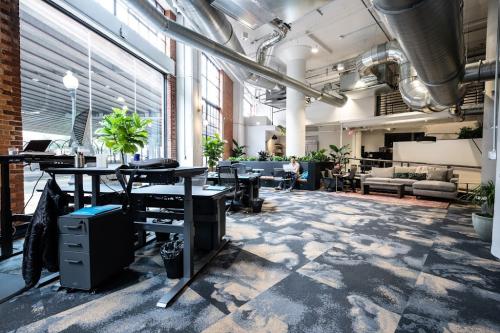 Image for Common Desk - West End with ID of: 6964645